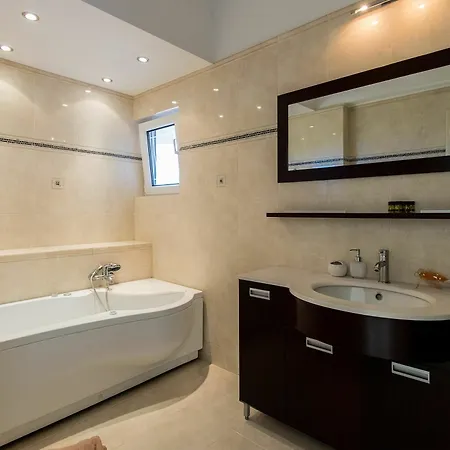Infinity Villa With Pool, Bbq And Ping-Pong Table, 1Km From The Beach